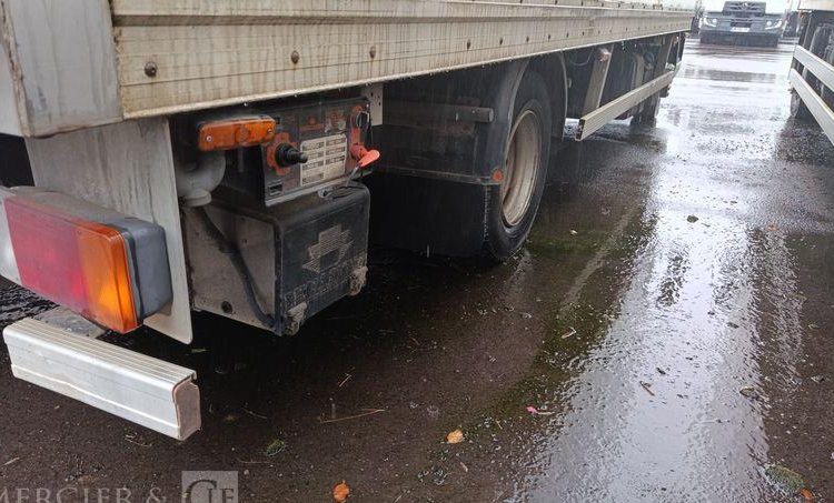 IVECO EUROCARGO 100E18  AVEC HAYON EN DESIGNATION(57) BLANC AA-577-KB