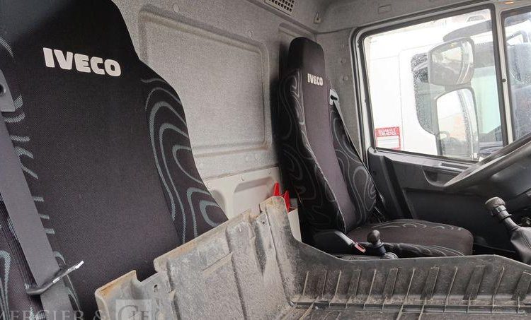 IVECO EUROCARGO 100E18  AVEC HAYON EN DESIGNATION(57) BLANC AA-577-KB