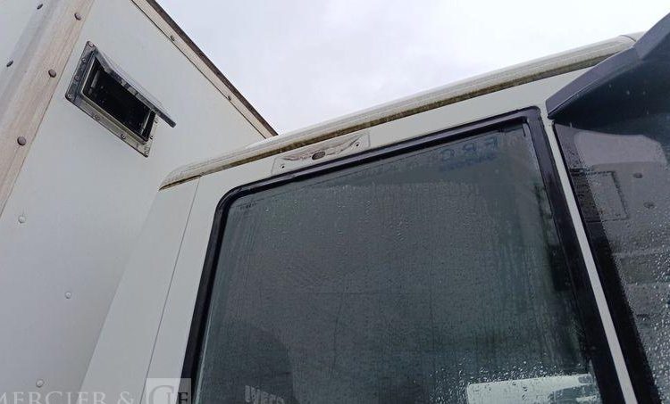 IVECO EUROCARGO 100E18  AVEC HAYON EN DESIGNATION(57) BLANC AA-577-KB
