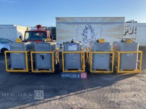 SCHUTZ LOT DE 5 CUVES A FIOUL 700 LITRES AVEC PASSAGE DE FOURCHES SUR CHARIOT ROULANT BLANC CUV010979