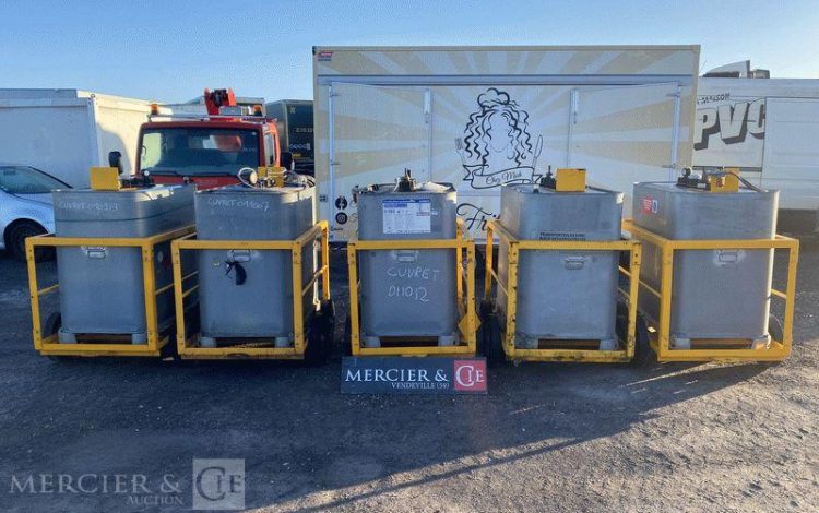 SCHUTZ LOT DE 5 CUVES A FIOUL 700 LITRES AVEC PASSAGE DE FOURCHES SUR CHARIOT ROULANT BLANC CUV010979