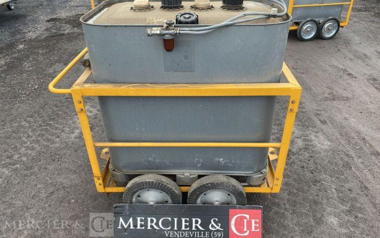 SCHUTZ LOT DE 5 CUVES A FIOUL 700 LITRES AVEC PASSAGE DE FOURCHES SUR CHARIOT ROULANT BLANC CUV010979