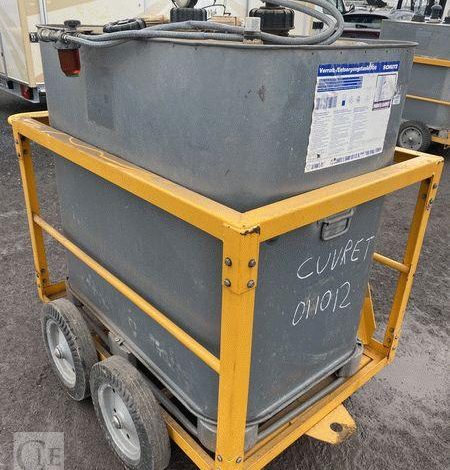SCHUTZ LOT DE 5 CUVES A FIOUL 700 LITRES AVEC PASSAGE DE FOURCHES SUR CHARIOT ROULANT BLANC CUV010979