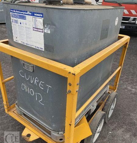 SCHUTZ LOT DE 5 CUVES A FIOUL 700 LITRES AVEC PASSAGE DE FOURCHES SUR CHARIOT ROULANT BLANC CUV010979