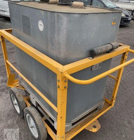 SCHUTZ LOT DE 5 CUVES A FIOUL 700 LITRES AVEC PASSAGE DE FOURCHES SUR CHARIOT ROULANT BLANC CUV010979