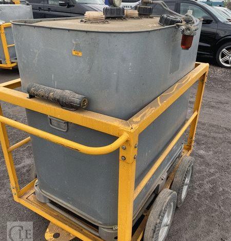 SCHUTZ LOT DE 5 CUVES A FIOUL 700 LITRES AVEC PASSAGE DE FOURCHES SUR CHARIOT ROULANT BLANC CUV010979