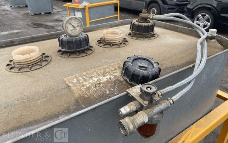 SCHUTZ LOT DE 5 CUVES A FIOUL 700 LITRES AVEC PASSAGE DE FOURCHES SUR CHARIOT ROULANT BLANC CUV010979