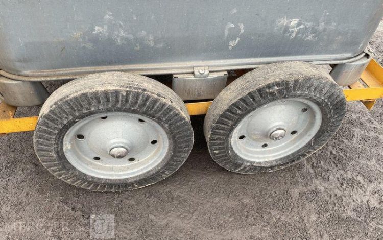 SCHUTZ LOT DE 5 CUVES A FIOUL 700 LITRES AVEC PASSAGE DE FOURCHES SUR CHARIOT ROULANT BLANC CUV010979