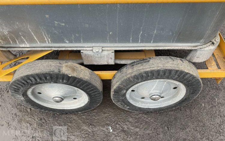 SCHUTZ LOT DE 5 CUVES A FIOUL 700 LITRES AVEC PASSAGE DE FOURCHES SUR CHARIOT ROULANT BLANC CUV010979