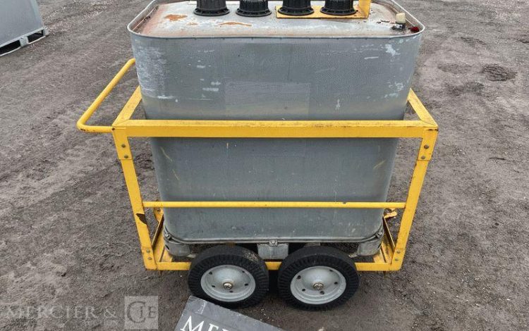 SCHUTZ LOT DE 5 CUVES A FIOUL 700 LITRES AVEC PASSAGE DE FOURCHES SUR CHARIOT ROULANT BLANC CUV010979