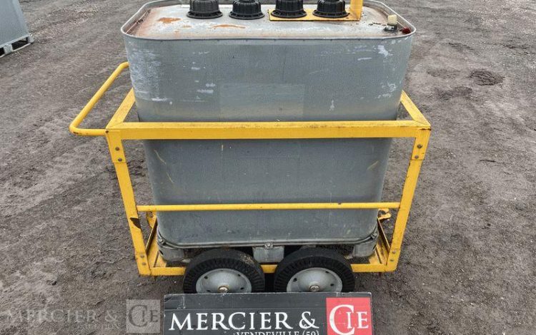 SCHUTZ LOT DE 5 CUVES A FIOUL 700 LITRES AVEC PASSAGE DE FOURCHES SUR CHARIOT ROULANT BLANC CUV010979