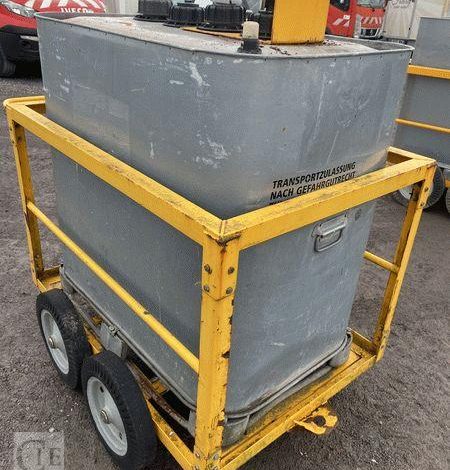SCHUTZ LOT DE 5 CUVES A FIOUL 700 LITRES AVEC PASSAGE DE FOURCHES SUR CHARIOT ROULANT BLANC CUV010979