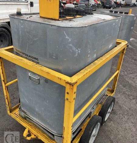 SCHUTZ LOT DE 5 CUVES A FIOUL 700 LITRES AVEC PASSAGE DE FOURCHES SUR CHARIOT ROULANT BLANC CUV010979