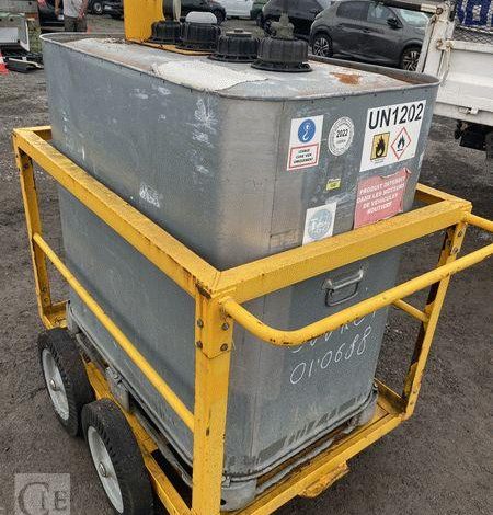 SCHUTZ LOT DE 5 CUVES A FIOUL 700 LITRES AVEC PASSAGE DE FOURCHES SUR CHARIOT ROULANT BLANC CUV010979