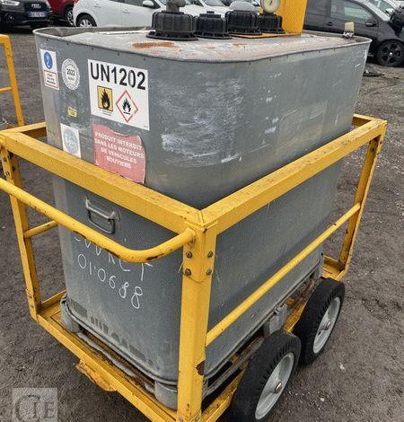 SCHUTZ LOT DE 5 CUVES A FIOUL 700 LITRES AVEC PASSAGE DE FOURCHES SUR CHARIOT ROULANT BLANC CUV010979