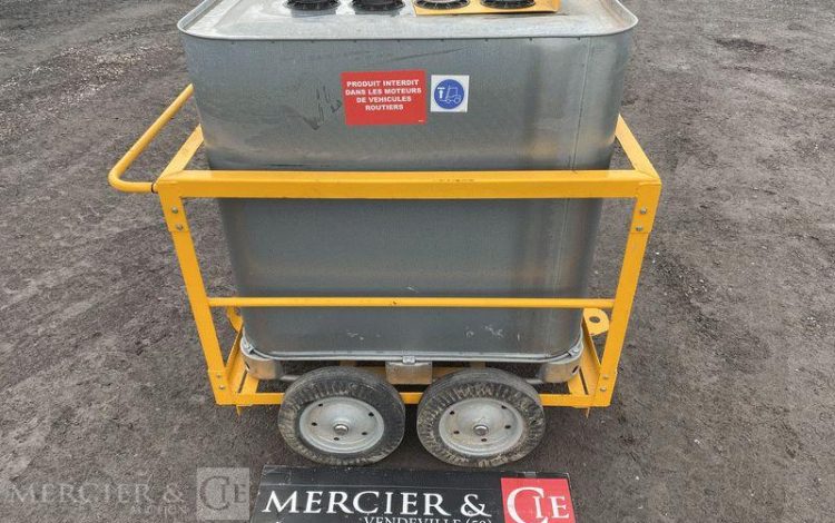 SCHUTZ LOT DE 5 CUVES A FIOUL 700 LITRES AVEC PASSAGE DE FOURCHES SUR CHARIOT ROULANT BLANC CUV010979