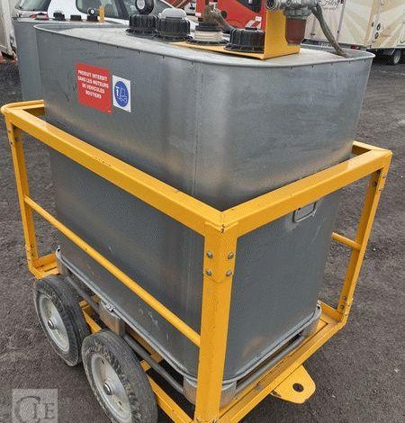 SCHUTZ LOT DE 5 CUVES A FIOUL 700 LITRES AVEC PASSAGE DE FOURCHES SUR CHARIOT ROULANT BLANC CUV010979