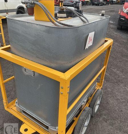 SCHUTZ LOT DE 5 CUVES A FIOUL 700 LITRES AVEC PASSAGE DE FOURCHES SUR CHARIOT ROULANT BLANC CUV010979