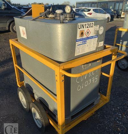 SCHUTZ LOT DE 5 CUVES A FIOUL 700 LITRES AVEC PASSAGE DE FOURCHES SUR CHARIOT ROULANT BLANC CUV010979