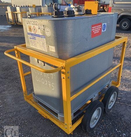 SCHUTZ LOT DE 5 CUVES A FIOUL 700 LITRES AVEC PASSAGE DE FOURCHES SUR CHARIOT ROULANT BLANC CUV010979