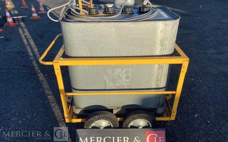 SCHUTZ LOT DE 5 CUVES A FIOUL 700 LITRES AVEC PASSAGE DE FOURCHES SUR CHARIOT ROULANT BLANC CUV010979
