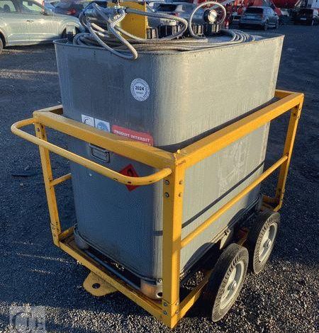 SCHUTZ LOT DE 5 CUVES A FIOUL 700 LITRES AVEC PASSAGE DE FOURCHES SUR CHARIOT ROULANT BLANC CUV010979