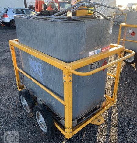 SCHUTZ LOT DE 5 CUVES A FIOUL 700 LITRES AVEC PASSAGE DE FOURCHES SUR CHARIOT ROULANT BLANC CUV010979