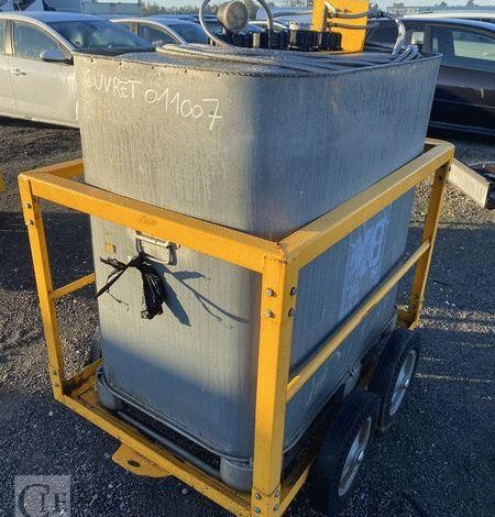 SCHUTZ LOT DE 5 CUVES A FIOUL 700 LITRES AVEC PASSAGE DE FOURCHES SUR CHARIOT ROULANT BLANC CUV010979