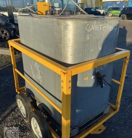 SCHUTZ LOT DE 5 CUVES A FIOUL 700 LITRES AVEC PASSAGE DE FOURCHES SUR CHARIOT ROULANT BLANC CUV010979