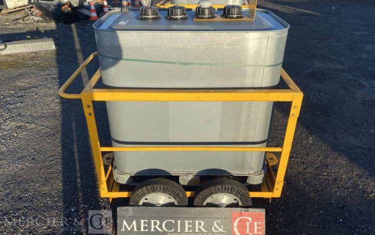SCHUTZ LOT DE 5 CUVES A FIOUL 700 LITRES AVEC PASSAGE DE FOURCHES SUR CHARIOT ROULANT BLANC CUV010979