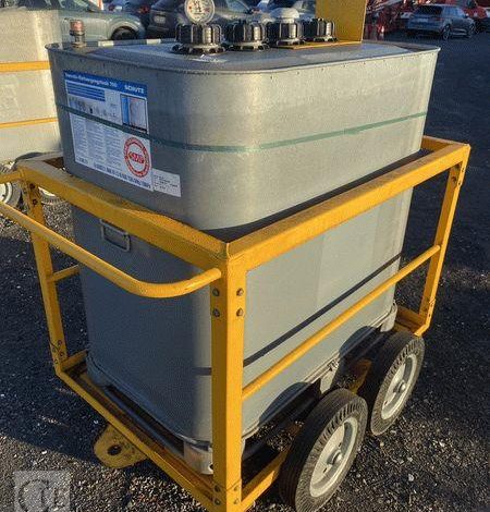 SCHUTZ LOT DE 5 CUVES A FIOUL 700 LITRES AVEC PASSAGE DE FOURCHES SUR CHARIOT ROULANT BLANC CUV010979