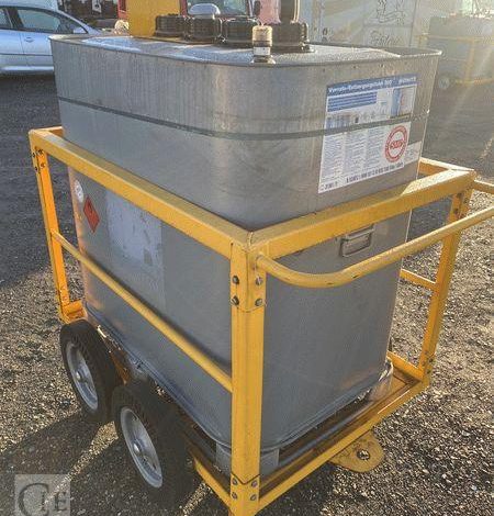 SCHUTZ LOT DE 5 CUVES A FIOUL 700 LITRES AVEC PASSAGE DE FOURCHES SUR CHARIOT ROULANT BLANC CUV010979