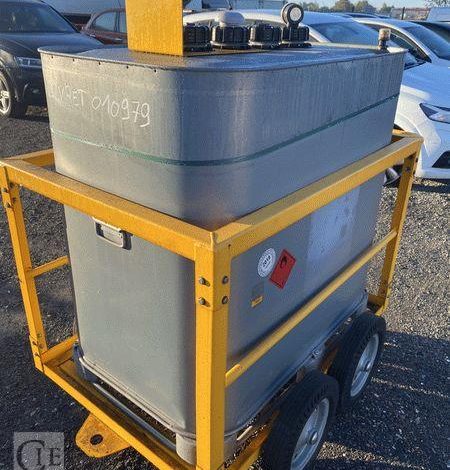 SCHUTZ LOT DE 5 CUVES A FIOUL 700 LITRES AVEC PASSAGE DE FOURCHES SUR CHARIOT ROULANT BLANC CUV010979