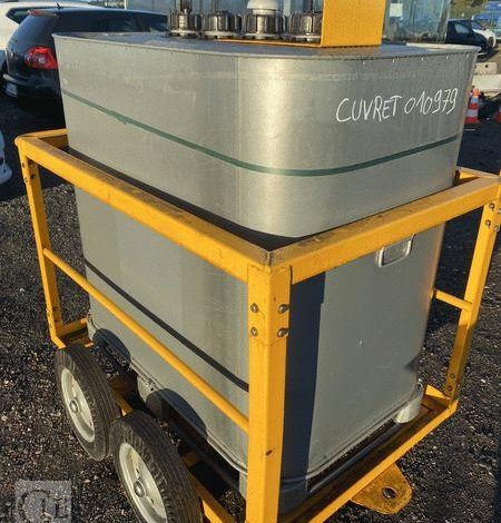 SCHUTZ LOT DE 5 CUVES A FIOUL 700 LITRES AVEC PASSAGE DE FOURCHES SUR CHARIOT ROULANT BLANC CUV010979