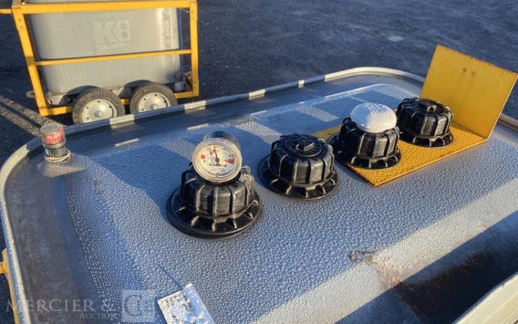 SCHUTZ LOT DE 5 CUVES A FIOUL 700 LITRES AVEC PASSAGE DE FOURCHES SUR CHARIOT ROULANT BLANC CUV010979