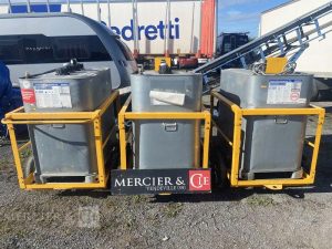 SCHUTZ LOT DE 3 CUVES A FIOUL 700 LITRES AVEC PASSAGE DE FOURCHES SUR CHARIOT ROULANT BLANC CUV011011