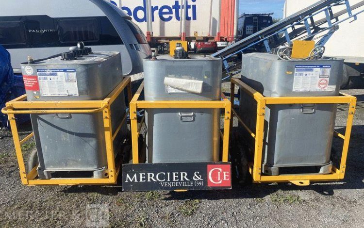SCHUTZ LOT DE 3 CUVES A FIOUL 700 LITRES AVEC PASSAGE DE FOURCHES SUR CHARIOT ROULANT BLANC CUV011011