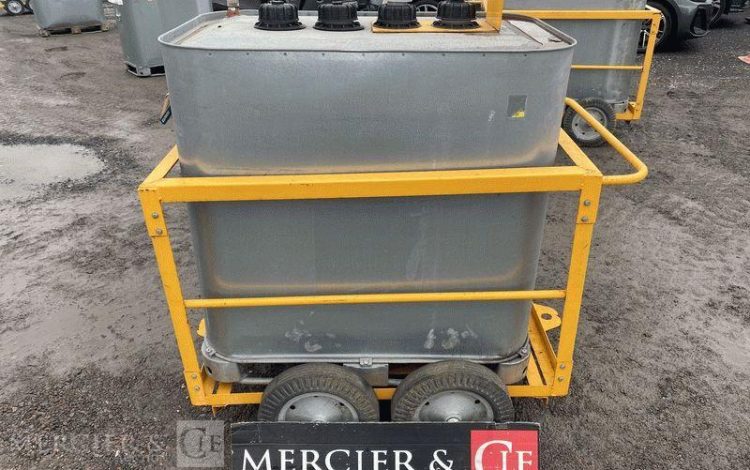 SCHUTZ LOT DE 3 CUVES A FIOUL 700 LITRES AVEC PASSAGE DE FOURCHES SUR CHARIOT ROULANT BLANC CUV011011