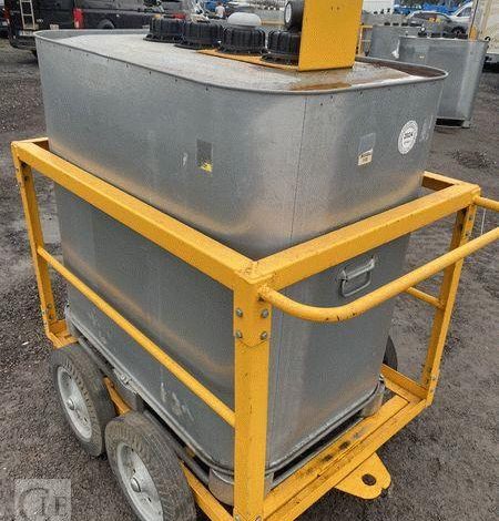 SCHUTZ LOT DE 3 CUVES A FIOUL 700 LITRES AVEC PASSAGE DE FOURCHES SUR CHARIOT ROULANT BLANC CUV011011