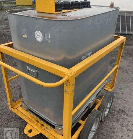 SCHUTZ LOT DE 3 CUVES A FIOUL 700 LITRES AVEC PASSAGE DE FOURCHES SUR CHARIOT ROULANT BLANC CUV011011