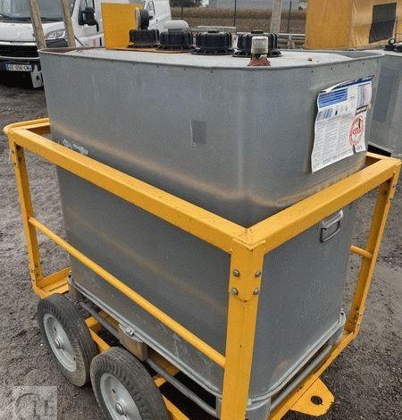 SCHUTZ LOT DE 3 CUVES A FIOUL 700 LITRES AVEC PASSAGE DE FOURCHES SUR CHARIOT ROULANT BLANC CUV011011