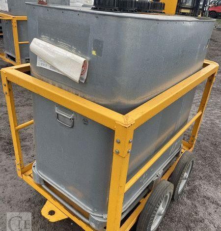 SCHUTZ LOT DE 3 CUVES A FIOUL 700 LITRES AVEC PASSAGE DE FOURCHES SUR CHARIOT ROULANT BLANC CUV011011