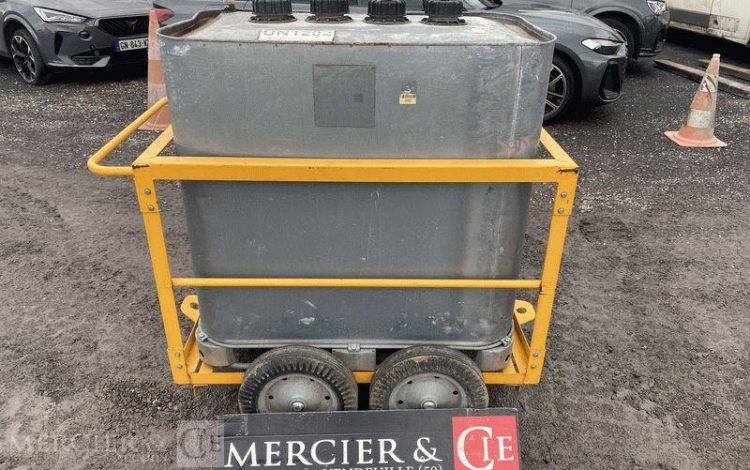 SCHUTZ LOT DE 3 CUVES A FIOUL 700 LITRES AVEC PASSAGE DE FOURCHES SUR CHARIOT ROULANT BLANC CUV011011