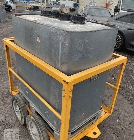 SCHUTZ LOT DE 3 CUVES A FIOUL 700 LITRES AVEC PASSAGE DE FOURCHES SUR CHARIOT ROULANT BLANC CUV011011