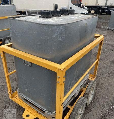 SCHUTZ LOT DE 3 CUVES A FIOUL 700 LITRES AVEC PASSAGE DE FOURCHES SUR CHARIOT ROULANT BLANC CUV011011