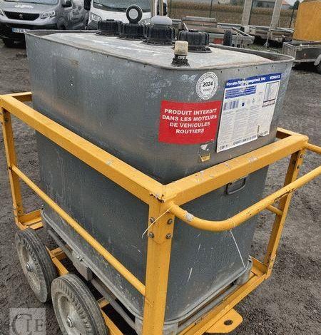 SCHUTZ LOT DE 3 CUVES A FIOUL 700 LITRES AVEC PASSAGE DE FOURCHES SUR CHARIOT ROULANT BLANC CUV011011