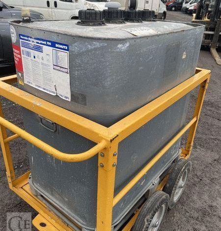 SCHUTZ LOT DE 3 CUVES A FIOUL 700 LITRES AVEC PASSAGE DE FOURCHES SUR CHARIOT ROULANT BLANC CUV011011