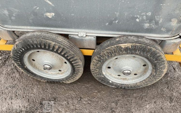 SCHUTZ LOT DE 3 CUVES A FIOUL 700 LITRES AVEC PASSAGE DE FOURCHES SUR CHARIOT ROULANT BLANC CUV011011