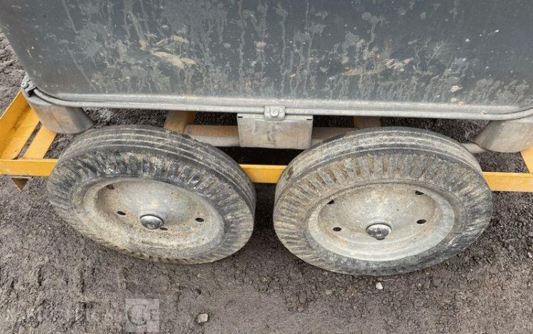 SCHUTZ LOT DE 3 CUVES A FIOUL 700 LITRES AVEC PASSAGE DE FOURCHES SUR CHARIOT ROULANT BLANC CUV011011
