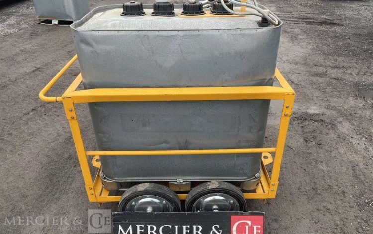 SCHUTZ LOT DE 3 CUVES A FIOUL 700 LITRES AVEC PASSAGE DE FOURCHES SUR CHARIOT ROULANT BLANC CUV011011